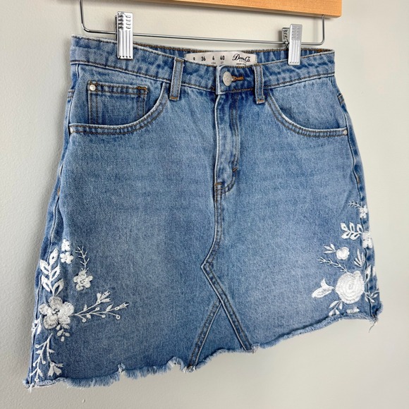 Denim‎ Co Light Wash Denim Mini Skirt White Floral Embroidery Raw Hem Sz 4 - Picture 2 of 14